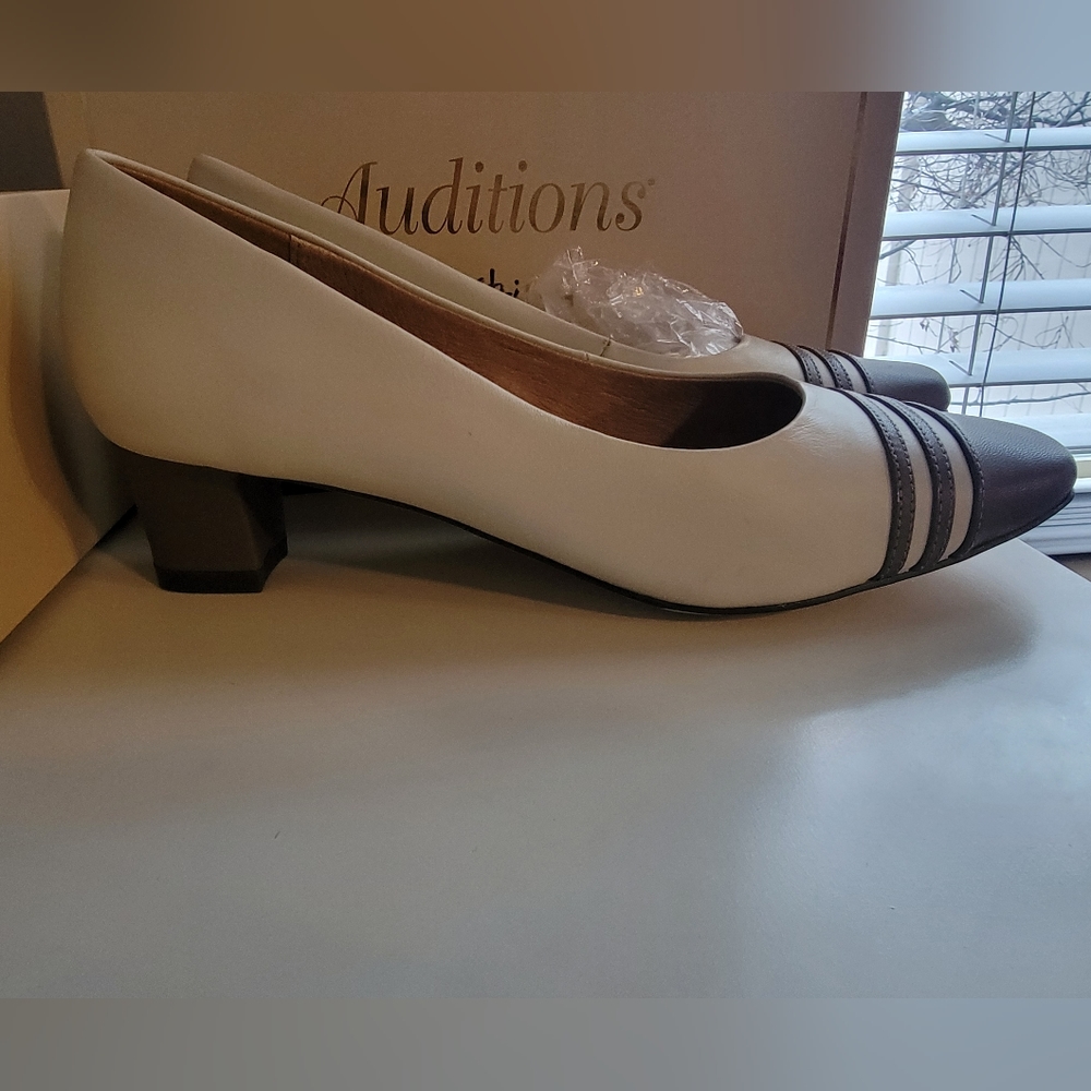 Auditions patent leather striped pump 8.5